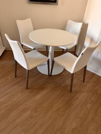 Beautiful table and chairs 1