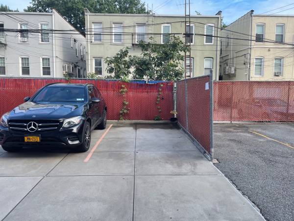 Parking space 24th street and 24th avenue great location close.

$175

                        Astoria