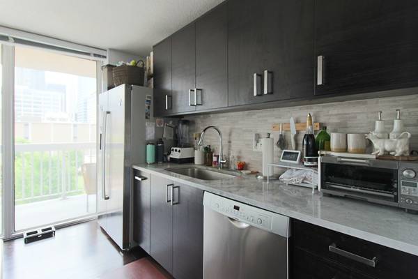 $3,700 / 2br - 1314ft2 - Amplio condominio de más de 1400 pies cuadrados con lavadora/secadora, balcón, piscina, cancha de baloncesto y parque para perros (River north/grand and state)63781303070595123