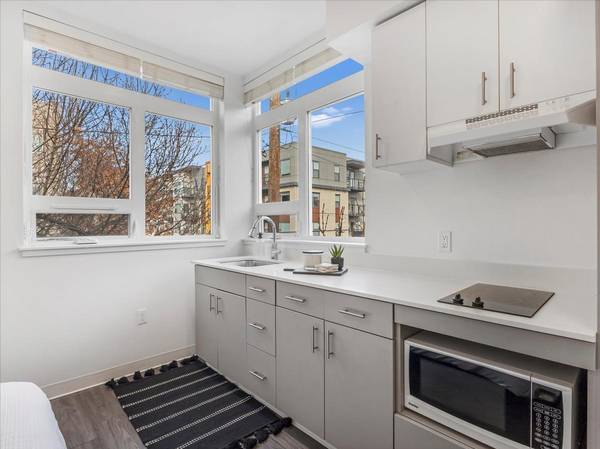 $975 / 260ft2 - ¡Ubicación imbatible! A una cuadra de los carritos de comida Cartopia (SE Portland/Broadway/Laurelhurst/Buckman)63831466566787123