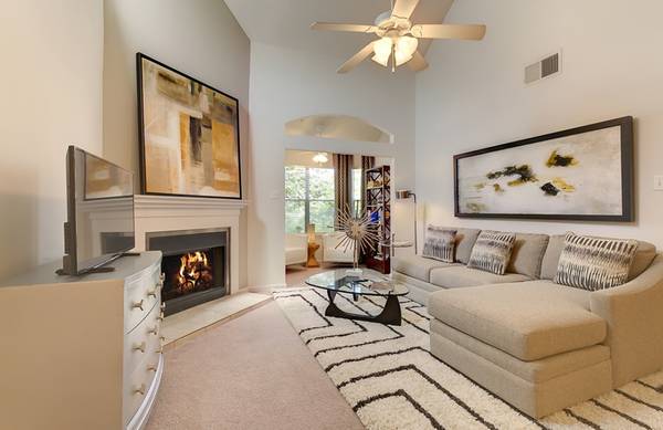$1,255 / 1br - 899ft2 - Your Apartment Hunt Ends Here! (FAT CITY)63792146164737120