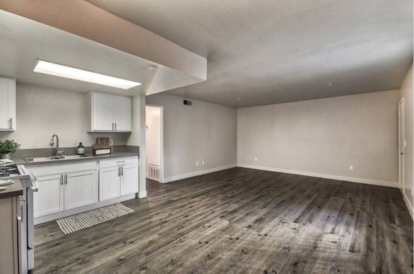 $2,050 / 1br - Covered Parking, Vinyl Flooring, Gas Range (Santa Ana)64035738242051122