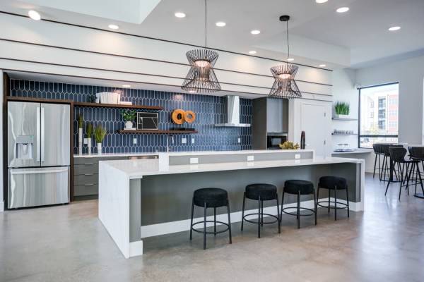 $2,310 / 2br - 1000ft2 - Stainless-Steel Appliances, Heated Pool / Spa, 2/bd 2/ba (West Sacramento, near The Nugget)63900439416450122