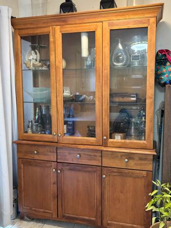 Like new china cabinet 1