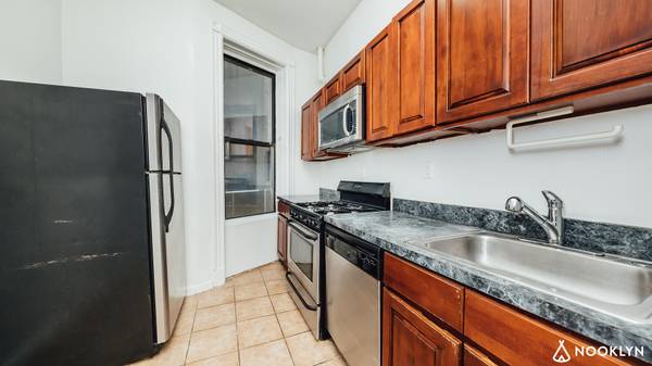 $5,850 / 3br - Amplio 4BR – Ladrillo a la Vista, Cocina de Acero Inoxidable y Acceso a Azotea (Fort Greene)63689827219203122