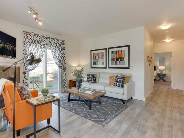 $2,295 / 3br - 1247ft2 - Cozy Gas Fireplace, Children's Play Area, Beautiful Landscaping63672636703619122