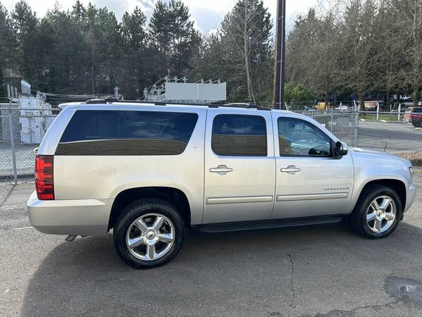 2013 Chevrolet Suburban LT 1500 4WD --DVD, Third row, Clean title-- - $16,995 (kirkland)63613935088897123