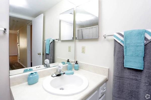 $1,275 / 2br - 1100ft2 - Corby Castle Apartments, Lrg 2 bdrm, 2 bathroom, 102nd and Maple St. (10220 Corby Street)63681695863299121