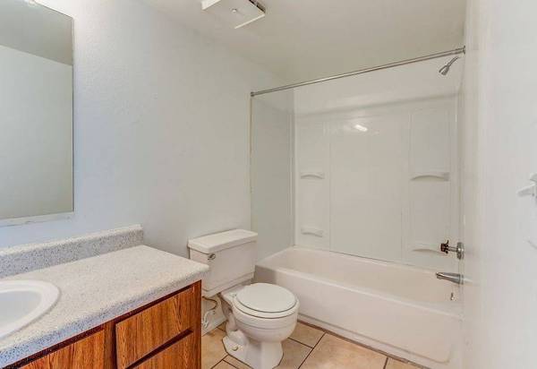 $1,000 / 1br - EVERYTHING YOU NEED RIGHT HERE AT THE FALLS!!! (GLENDALE)64047708065793123