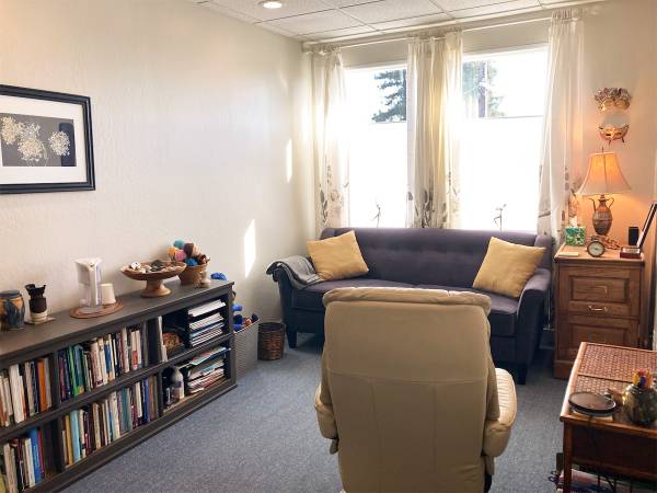 Sunny Berkeley Therapy Office sublet  - Fri/Sat/Sun - furnished 1