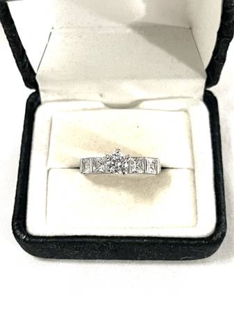 Nuevo anillo de boda de plata de ley con circonia cúbica (diamantes C). Talla - $48 (Vacaville)63471043367171124