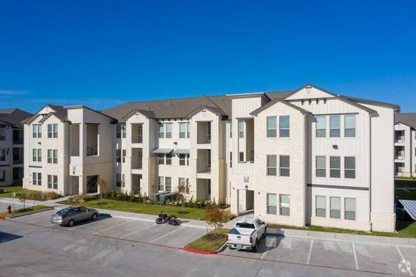 $1,728 / 2br - 1041ft2 - Vaulted Ceilings, Balcony, Dishwasher, Pet Washing Station (Manor, Tx)63922559723907123