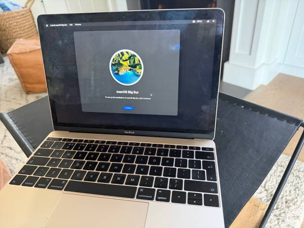 Apple Macbook Air (Gold) - macOS Big Sur 1