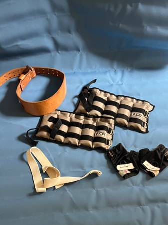 Weightlifting Accessories Belt Straps Gloves and Ankle Weights 1