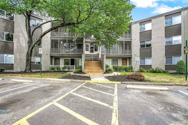 $1,608 / 1br - 889ft2 - Available 1x1 Apartment with Hardwood Floors and Other Upgrades! (Suitland)63896274649090122
