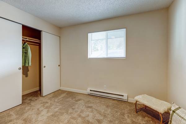 $2,020 / 2br - 1050ft2 - Electric Range, Internet Access, BBQ / Picnic Area (19800 50th Ave W, Lynnwood, WA)63688278215939123