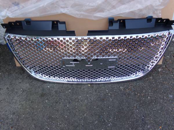 2011 GMC Yukon Denali  Grill new in box 1