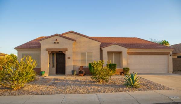 5 bedroom 2 bath and pool 1