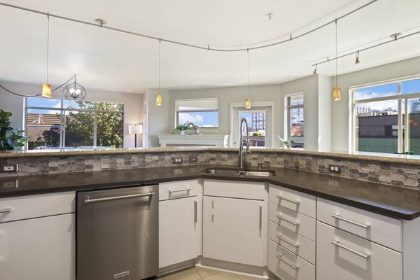 $3,995 / 3br - 1479ft2 - 6 month lease. Immaculate bright corner unit with city views! (Lake Union)63944964573059124