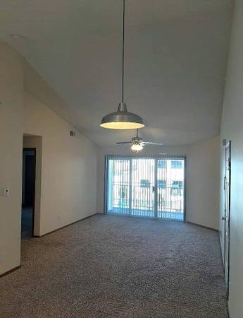 $1,539 / 2br - 950ft2 - Custom cabinets and vanities, Salt Water Pool, Walk-in Closets (Merriam)63902942917891123
