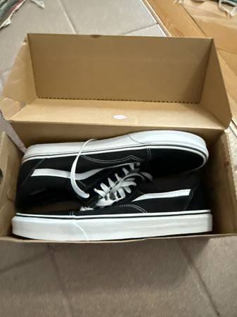 Size 12 Vans Old Skool Shoes NEVER WORN IN ORIGINAL BOX 1