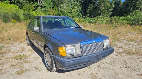Mercedes 300E de 1986 (bajos kilómetros) - $1,50063617359014145120