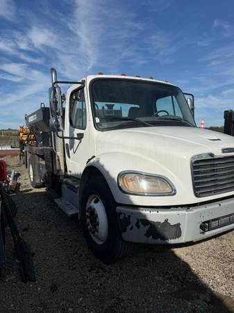 2011 freightliner asphalt patch truck 1