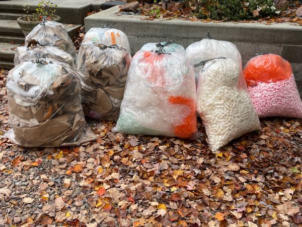 Clean and dry shipping/packing/moving material 1