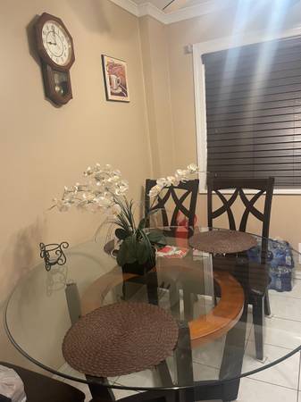 Kitchen table w 4 chairs 1