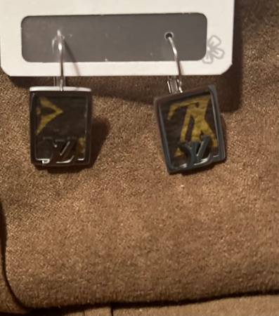 Louis Vuitton woman's earrings 1