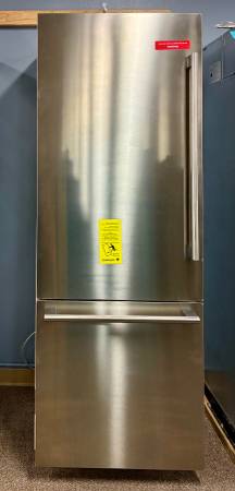 BOSCH Benchmark® Built-in Bottom Freezer Refrigerator 30'' Flat Hinge 1