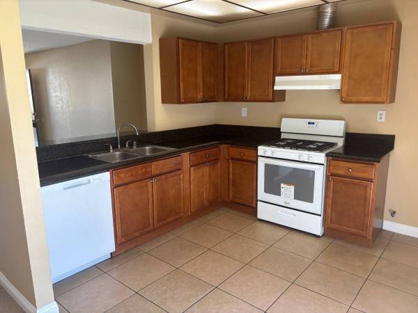 COMPLETELY RENOVATED SPACIOUS 1 BDRM/1 BATH UNIT WITH 20' CEILINGS!! 1