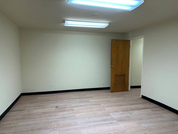 $875 OFFICE SPACE, Renovated, in Walking Distance to UK, Utilities Included (University of KY Area)63763473849859123