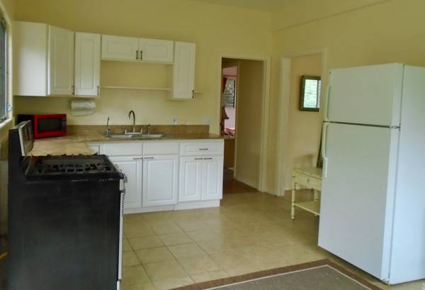$1,950 / 2br - 950ft2 - House on lush quiet street (Kealakekua)63686710207489124
