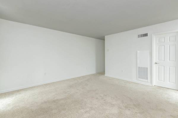 $1,672 / 1br - 620ft2 - Extended Kitchen, Cable + Internet Ready, Ceiling Fans (250 S Whiting St, Alexandria, VA)63779373786113122