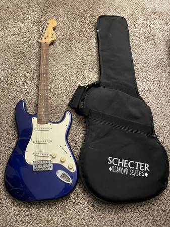 Fender Squier Strat - Electric Guitar Starter Package 1