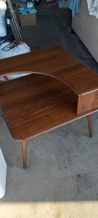 Mesa de esquina MCM - $200 (vecindario Salem Jan Ree)63435574970241121