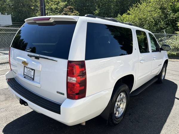 2012 Chevrolet Suburban LT 4WD --Cuero, DVD, Equipado, Título limpio-- - $14,995 (kirkland)63617160331777124