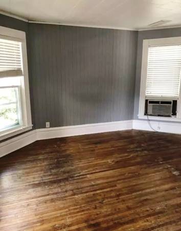 $775 / 1br - Large 1 Bedroom in Duplex (307 N Clinton)63897747529347122