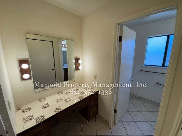$1,975 / 526ft2 - Studio 1-Bath Upstairs Apartment with Private Patio and Fireplace! (Monterey)64009498095619122
