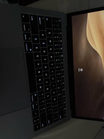 Macbook Pro 2017 de 13 pulgadas - $240 (Viena)63471146476545121