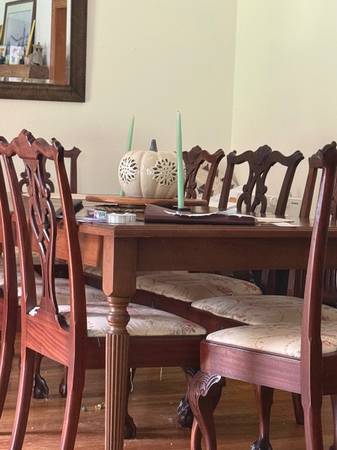 Eight Chippendale style chairs perfect wood grain and design 1
