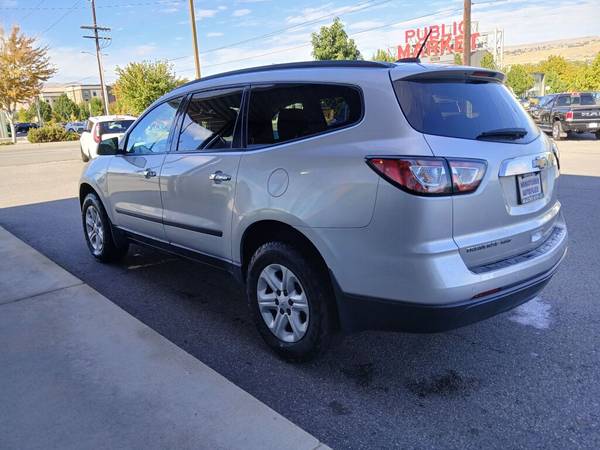 2017 CHEVROLET TRAVERSE LS - $11,99163442546559617124