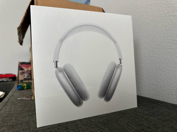 Apple AirPods Max Silver with While Headband 1