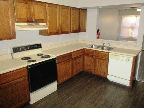 $1,025 / 2br - Acogedor de 2 habitaciones (704 N Golfcrest)63700527483393124