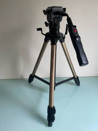 Sony Tripod with Remote Control in Grip VCT-870RM Like New! 1