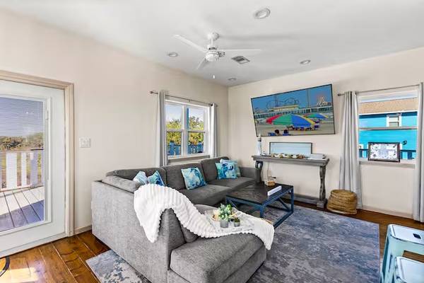 $3500.00 / 3br - 1697ft2 - 3 bedroom, 3 private bathrooms and balconies, short walk to the beach63812507285123122
