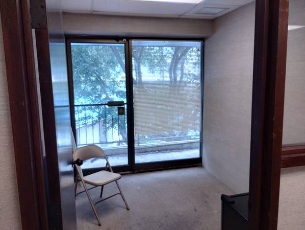 $2,300 / 640ft2 - Rarely available office space in quiet Waikiki neighborhood (Waikiki)63939659289347122