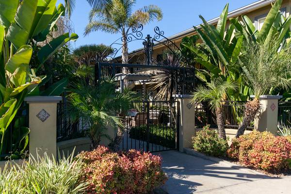 $1,825 / 1br - 650ft2 - Large Downstairs 1b/1b, Laundry, Courtyard (Euclid #10) (Talmadge)63954709785602120