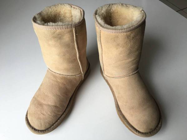 UGG Australia Women's Classic Sheepskin Boots Size 6 1